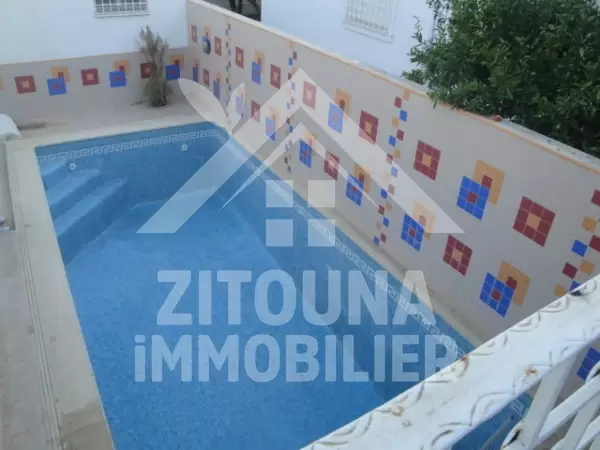 Rez de chaussée de villa avec piscine