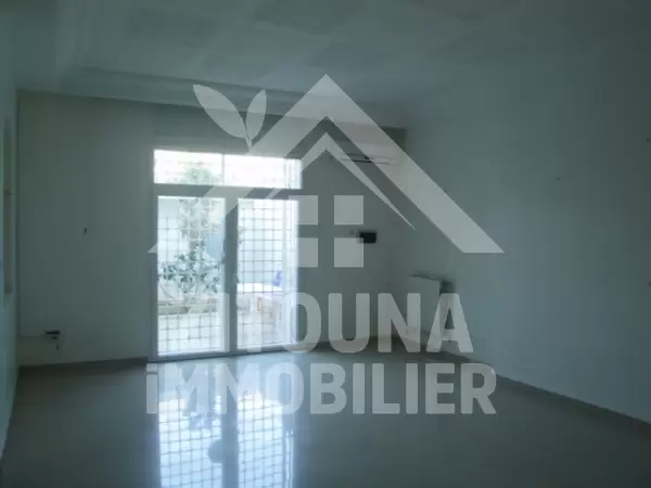 Rez de chaussée de villa avec piscine