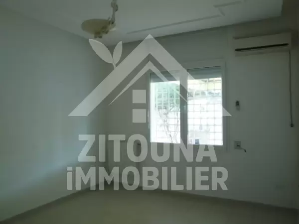 Rez de chaussée de villa avec piscine