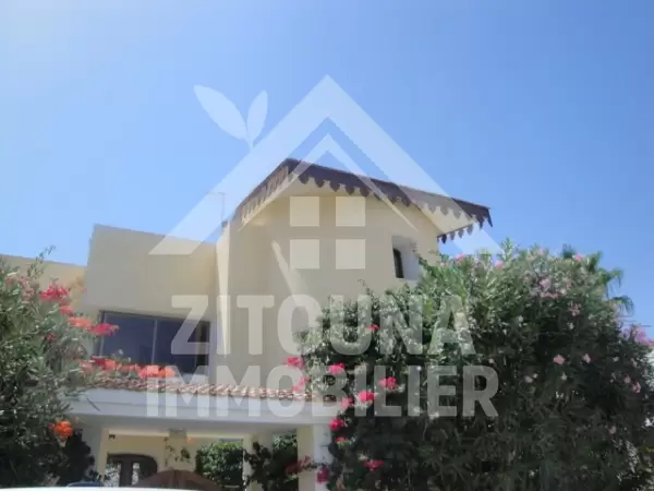 Etage de villa à louer à Marsa Ennassim avec accès piscine