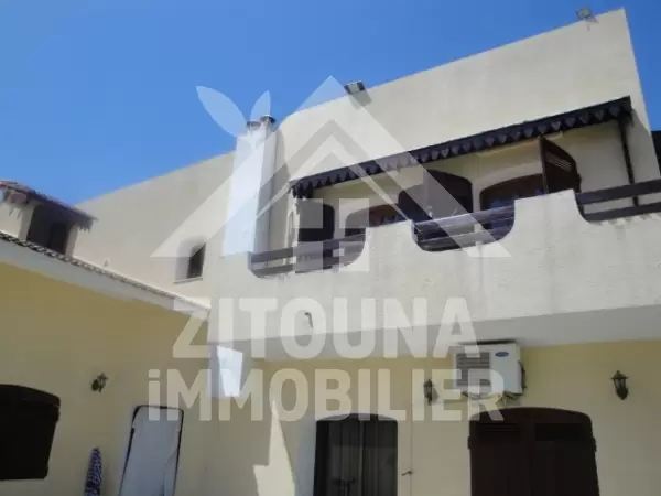 Etage de villa à louer à Marsa Ennassim avec accès piscine