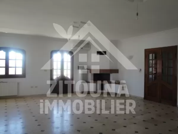 Etage de villa à louer à Marsa Ennassim avec accès piscine