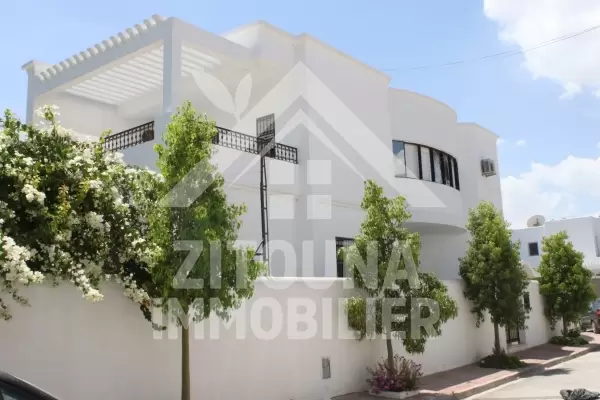 Très belle maison à louer à la Marsa avec piscine couverte