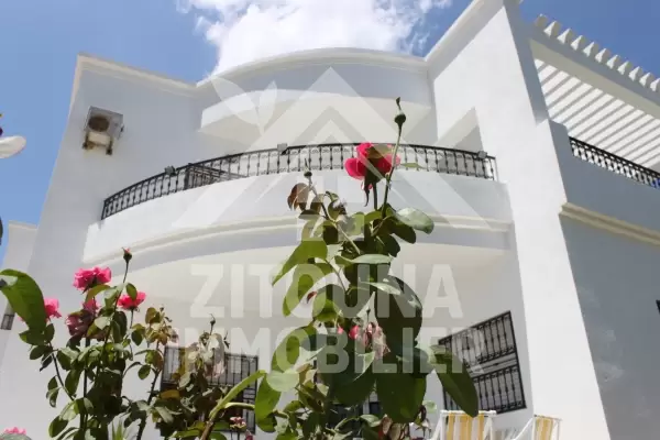 Très belle maison à louer à la Marsa avec piscine couverte