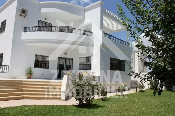 Très belle maison à louer à la Marsa avec piscine couverte