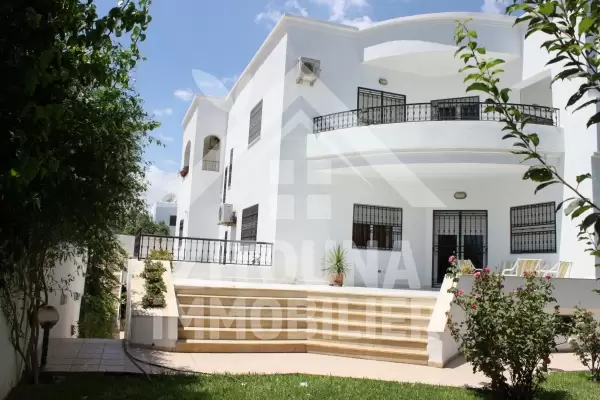 Très belle maison à louer à la Marsa avec piscine couverte