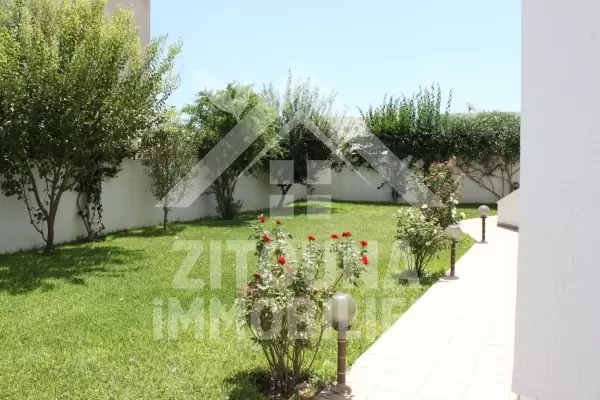 Très belle maison à louer à la Marsa avec piscine couverte