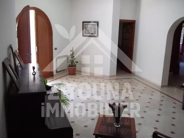 Belle villa à louer à la soukra