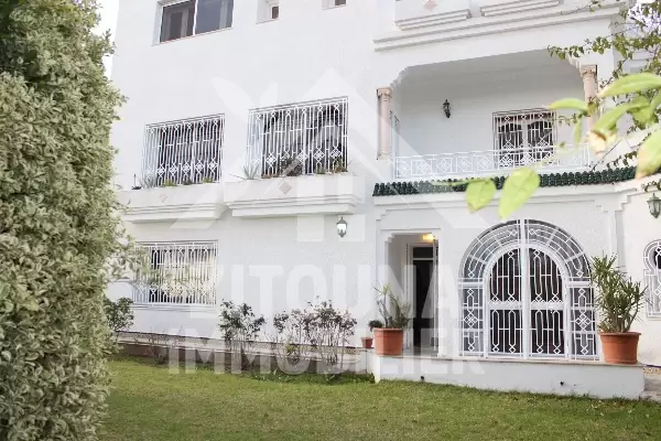 Villa jouit d’une situation idéal