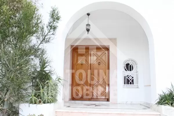 Villa jouit d’une situation idéal