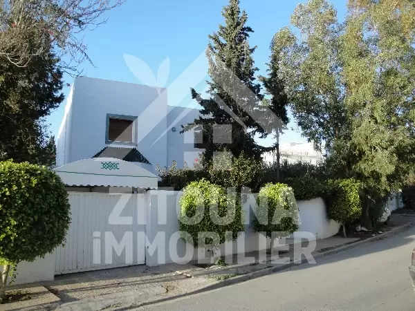 Une villa de charme Bâtie sur un beau terrain arboré d’arbre fruité