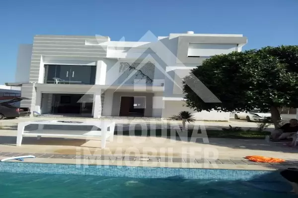 A vendre belle villa à la soukra