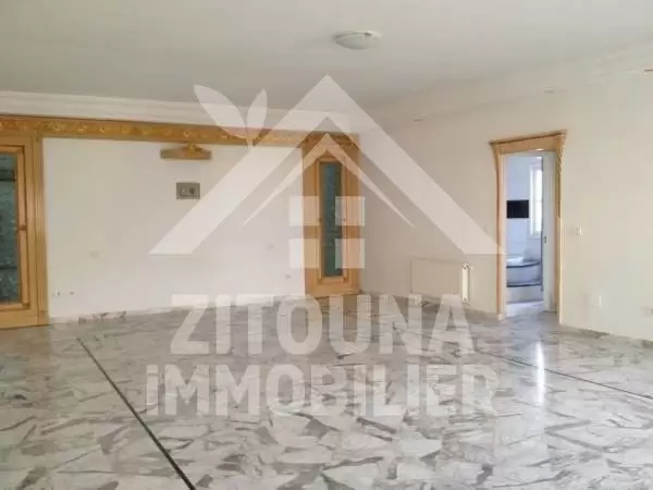 Magnifique villa avec piscine à Marsa Cube à deux pas de la plage.