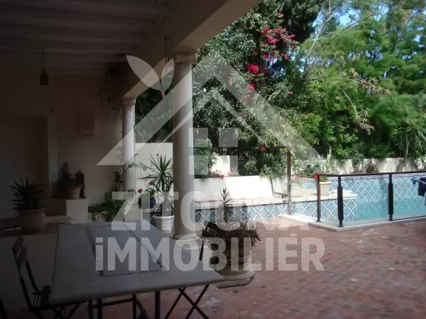 Villa à louer à Carthage avec une piscine et un patio