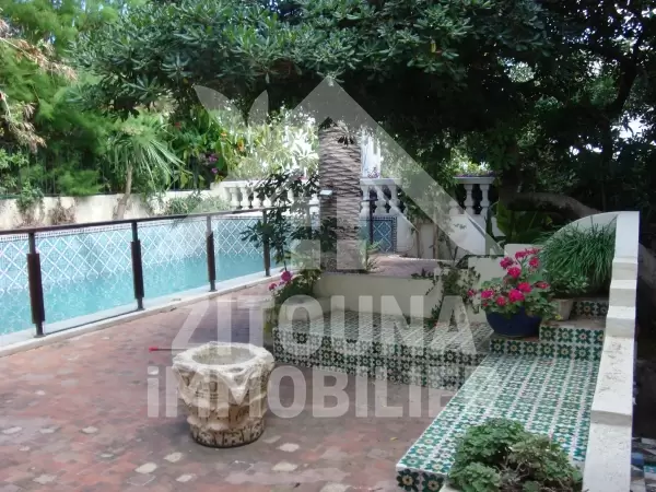 Villa à louer à Carthage avec une piscine et un patio