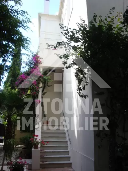 Villa à louer à Carthage avec une piscine et un patio