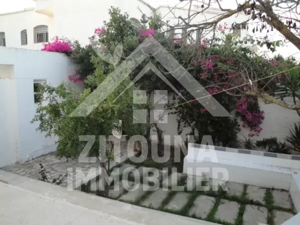 Rez de chaussée de villa meublée