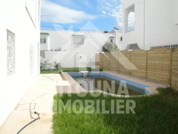 Une villa de maitre de construction récente avec piscine