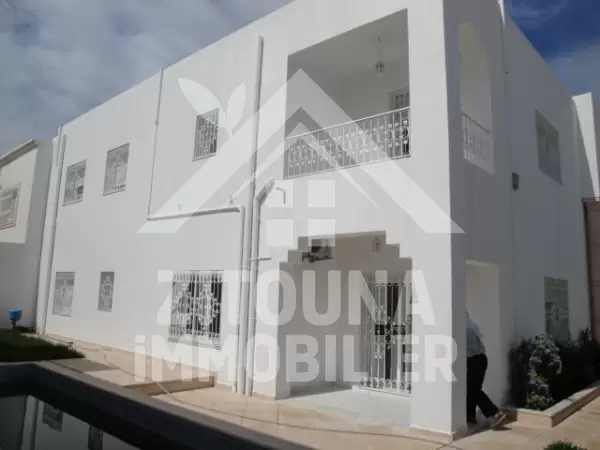 Une villa de maitre de construction récente avec piscine