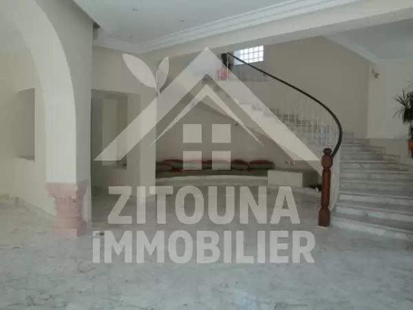 Une villa de maitre de construction récente avec piscine