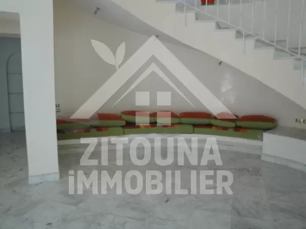 Une villa de maitre de construction récente avec piscine