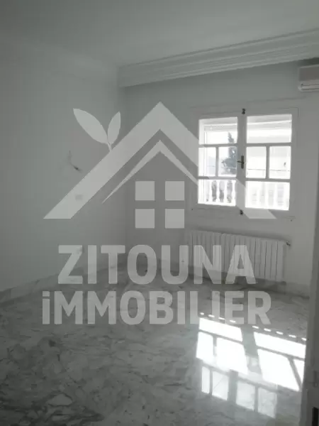 Triplex à louer richement meublé