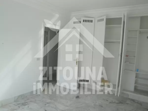 Triplex à louer richement meublé