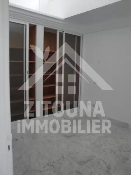 Triplex à louer richement meublé