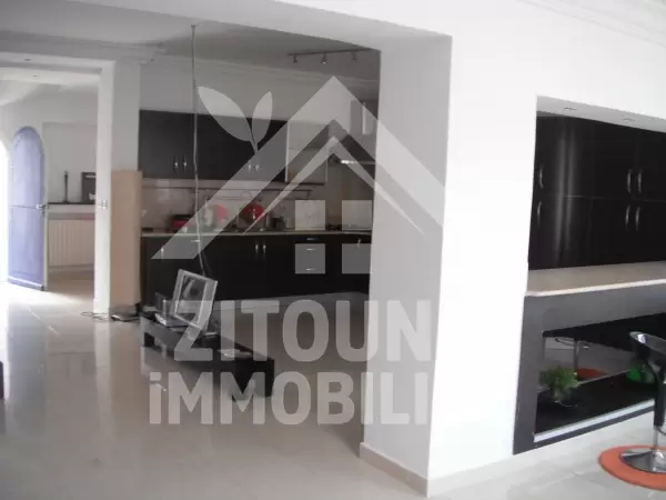 Duplex richement meublé