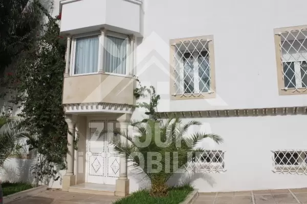 Étage de villa Meublé à louer à La Marsa Corniche