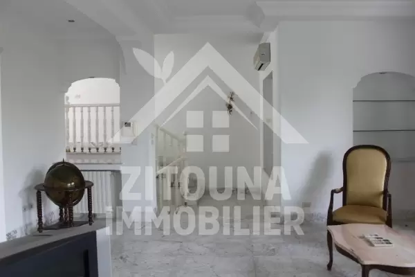 Étage de villa Meublé à louer à La Marsa Corniche