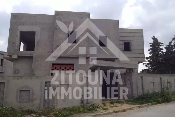 A vendre une magnifique villa inachevée