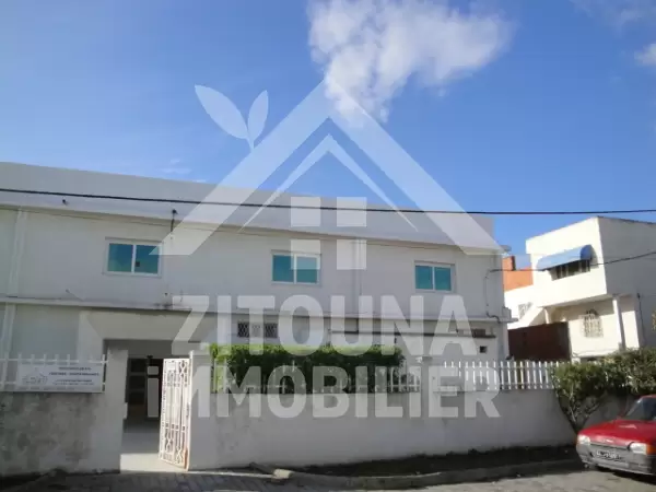 Local commercial, moderne, bien aménage situe a quartier industriel dans le bon lieu nord de Kram.