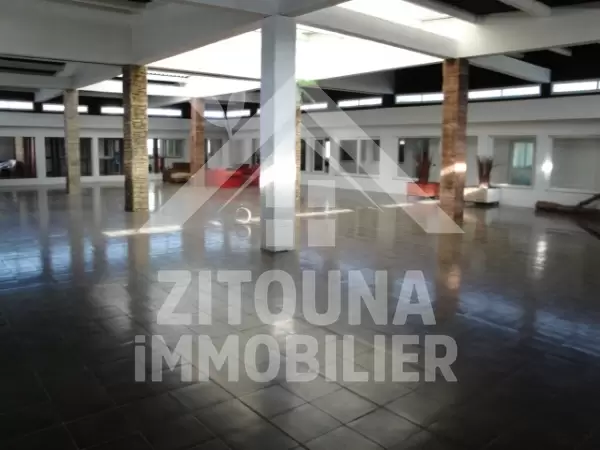 Local commercial, moderne, bien aménage situe a quartier industriel dans le bon lieu nord de Kram.