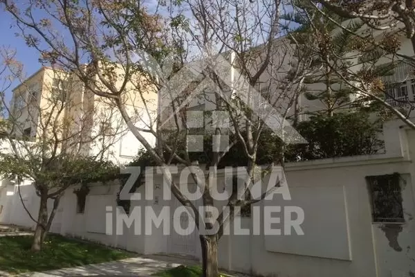 Belle villa à vendre à Ennasr 1