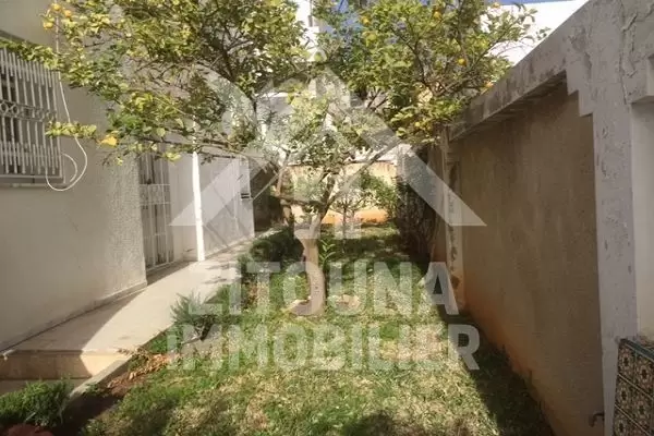 Belle villa à vendre à Ennasr 1