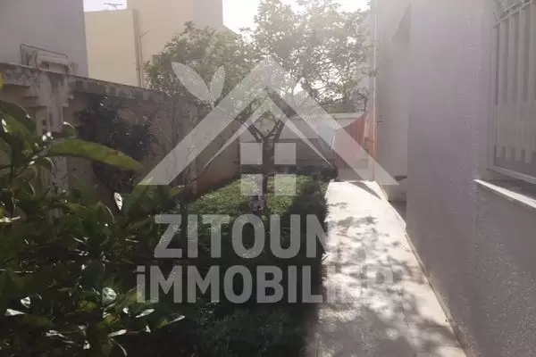 Belle villa à vendre à Ennasr 1