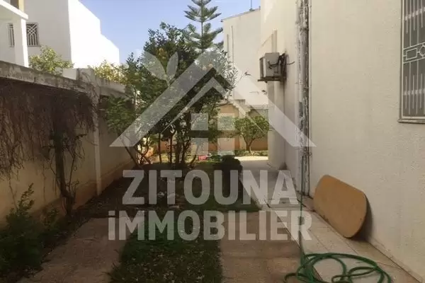 Belle villa à vendre à Ennasr 1