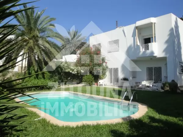 Propriété très calme, entourée par un grand jardin.