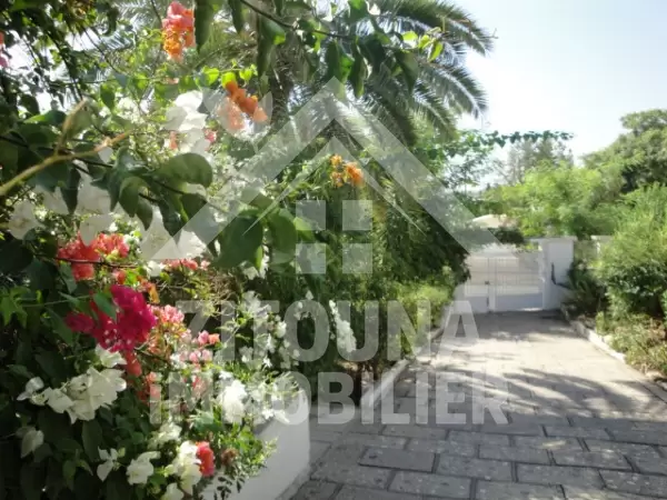 Propriété très calme, entourée par un grand jardin.