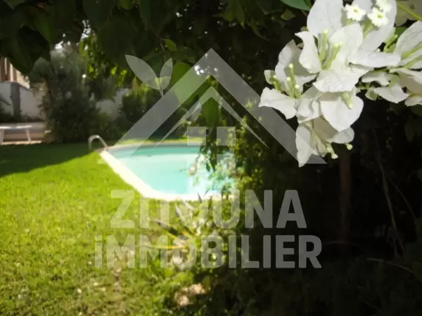 Propriété très calme, entourée par un grand jardin.