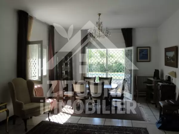 Propriété très calme, entourée par un grand jardin.