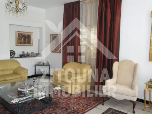 Propriété très calme, entourée par un grand jardin.