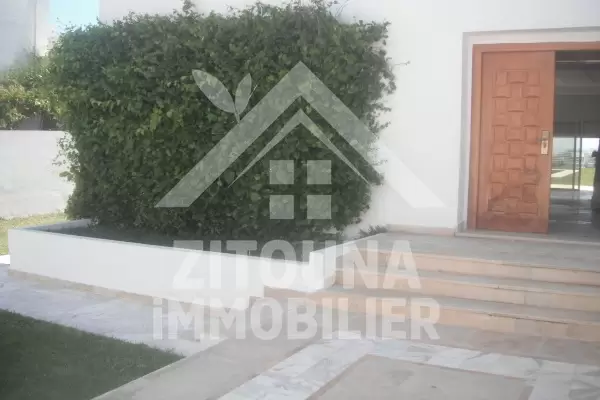 A louer belle villa avec piscine