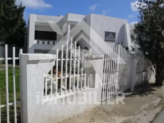 a louer un rez de chaussée de villa a louer avec un jardin à gammarth superieur
