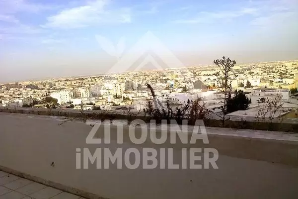 A louer un bel appartement à cité Ennasr