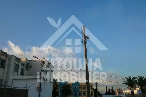 À vendre des locaux commerciaux et une villa au plein centre ville de l'Ariana