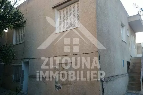 À vendre des locaux commerciaux et une villa au plein centre ville de l'Ariana