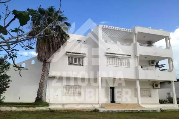 A louer un trés beau triplex à Gammarth supérieur