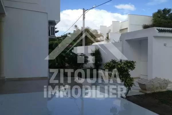 A louer un trés beau triplex à Gammarth supérieur